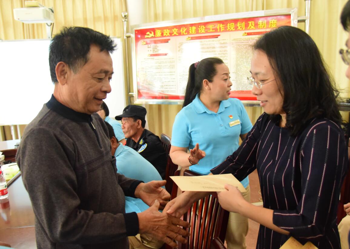 市國資委黨委書記、主任周春華走進(jìn)天涯海角景區(qū)慰問困難黨員.jpg